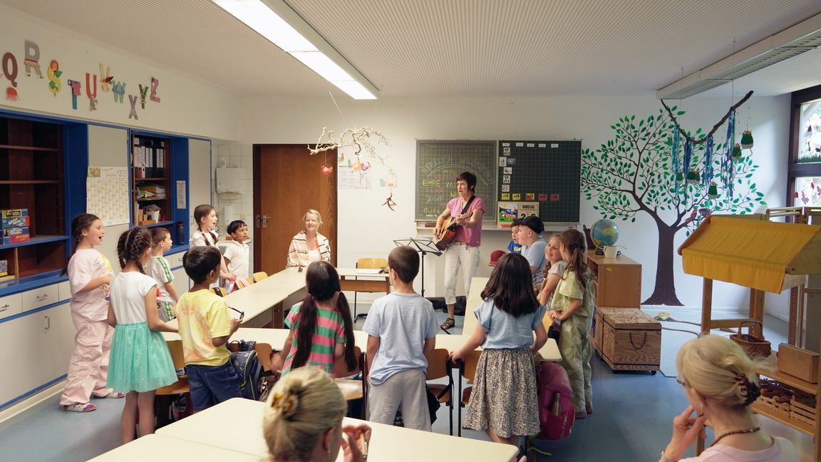 Die Schülerinnen und Schüler der Grunhschule Sommerhofen singen für Umweltministerin Thekla Walker ein Lied. Bild: z