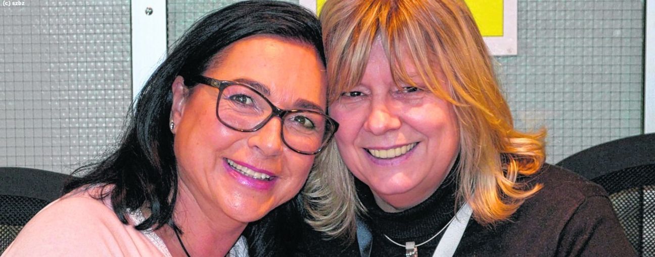 Isolde (links) und Simone Klauß an ihrem Arbeitsplatz im Sindelfinger Glaspalast: Seit einem Vierteljahrhundert sitzen die beiden bei der Hallenfußball-Gala sowie beim Mercedes-Benz Junior Cup gemeinsam an der Kasse und verkaufen Getränke- und Essensbons an die durstigen und hungrigen Spieler und Fußballfans. Bild: Zvizdiç