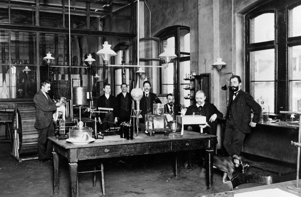 Geburtsort des Heroins: Das pharmakologische Labor der Farbenfabriken Friedrich Bayer im Jahr 1896. Dritter von rechts sitzend ist Felix Hoffmann, dem als ersten die Synthetisierung von Diacetalmorphin gelang – so heißt Heroin in der Fachsprache.
 Foto: Bayer AG