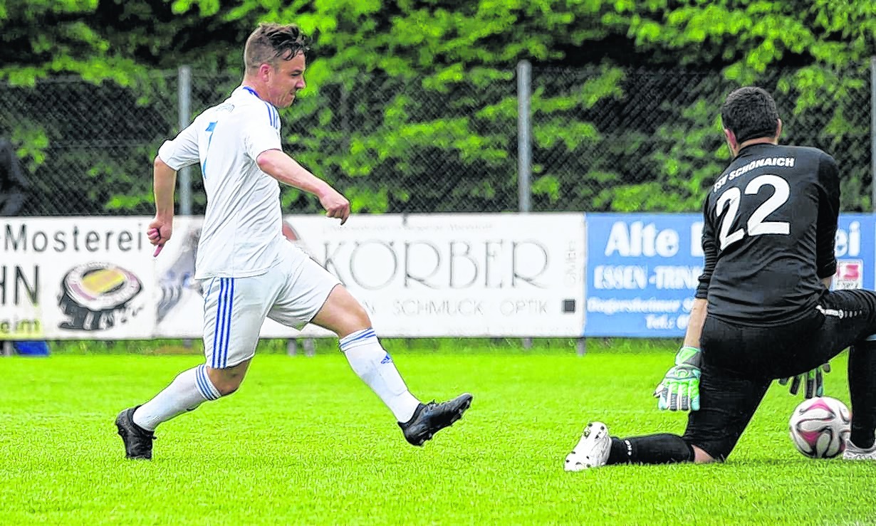 Der eingewechselte Steffen Hirth setzt den 7:2-Schlusspunkt im Pokal-Halbfinale gegen den TSV Schönaich. Schlussmann Darko Baic ist erneut geschlagen. Bild: Photo 5