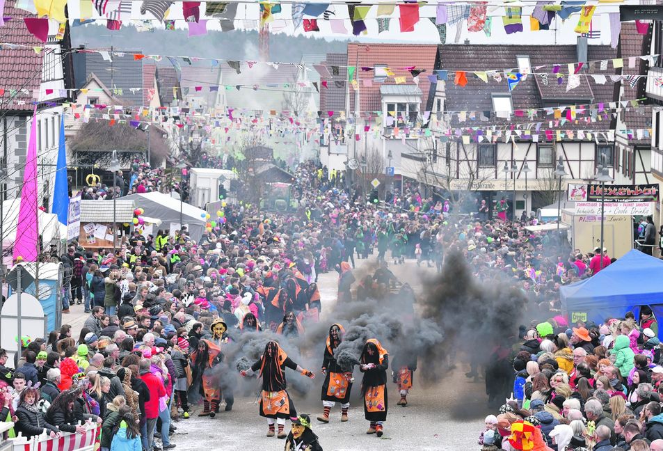 Manche Hexen räucherten die Zuschauer beim Deckenpfronner Fasnetsumzug regelrecht ein. Bild: Vecsey