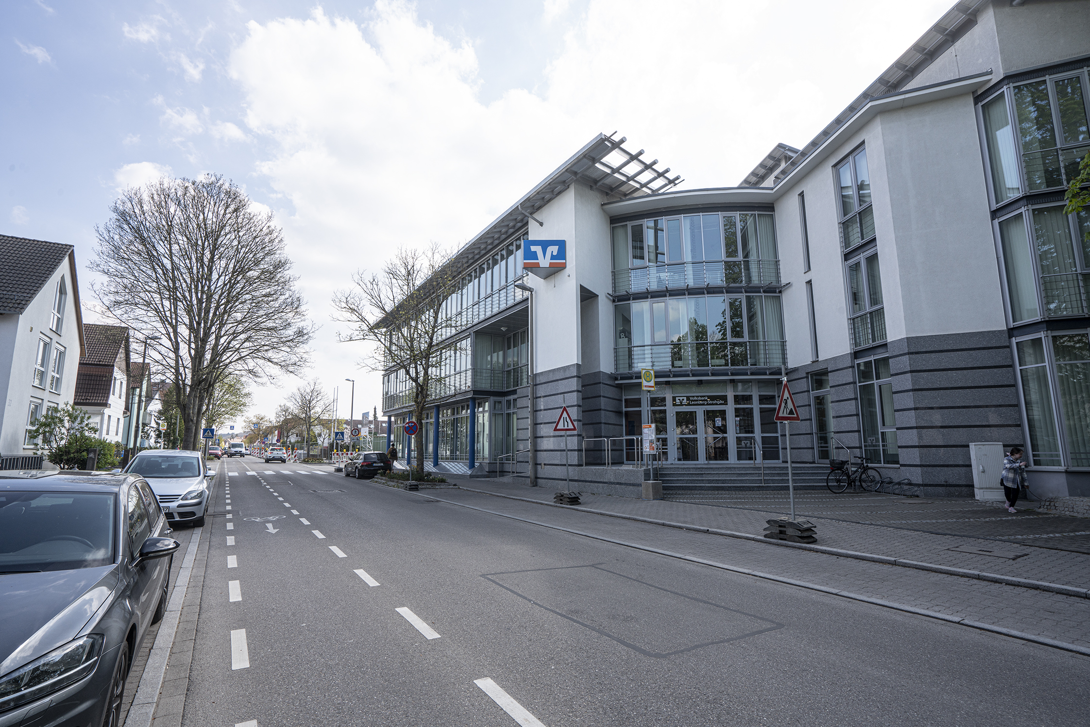 Das Volksbankgebäude in der Bahnhofstraße wird zum neuen Rathaus in Renningen. Direkt dahinter entsteht ein neues Wohn- und Geschäftshaus der Bank.        Bild: Richter
