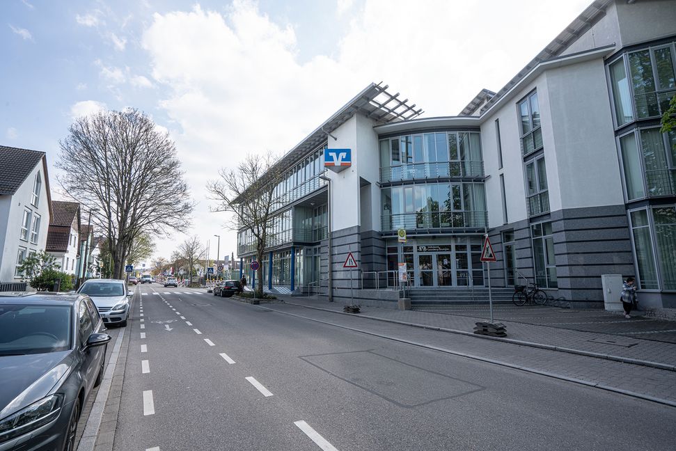 Das Volksbankgebäude in der Bahnhofstraße wird zum neuen Rathaus in Renningen. Direkt dahinter entsteht ein neues Wohn- und Geschäftshaus der Bank. Bild: Richter