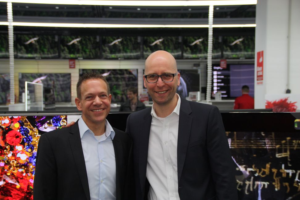 Der Sindelfinger Media Markt-Geschäftsführer Michael Frank (rechts) und sein Stellvertreter Josef Beck bereiten derzeit den Schritt des Unternehmens nach Böblingen vor.	Bild: Jung