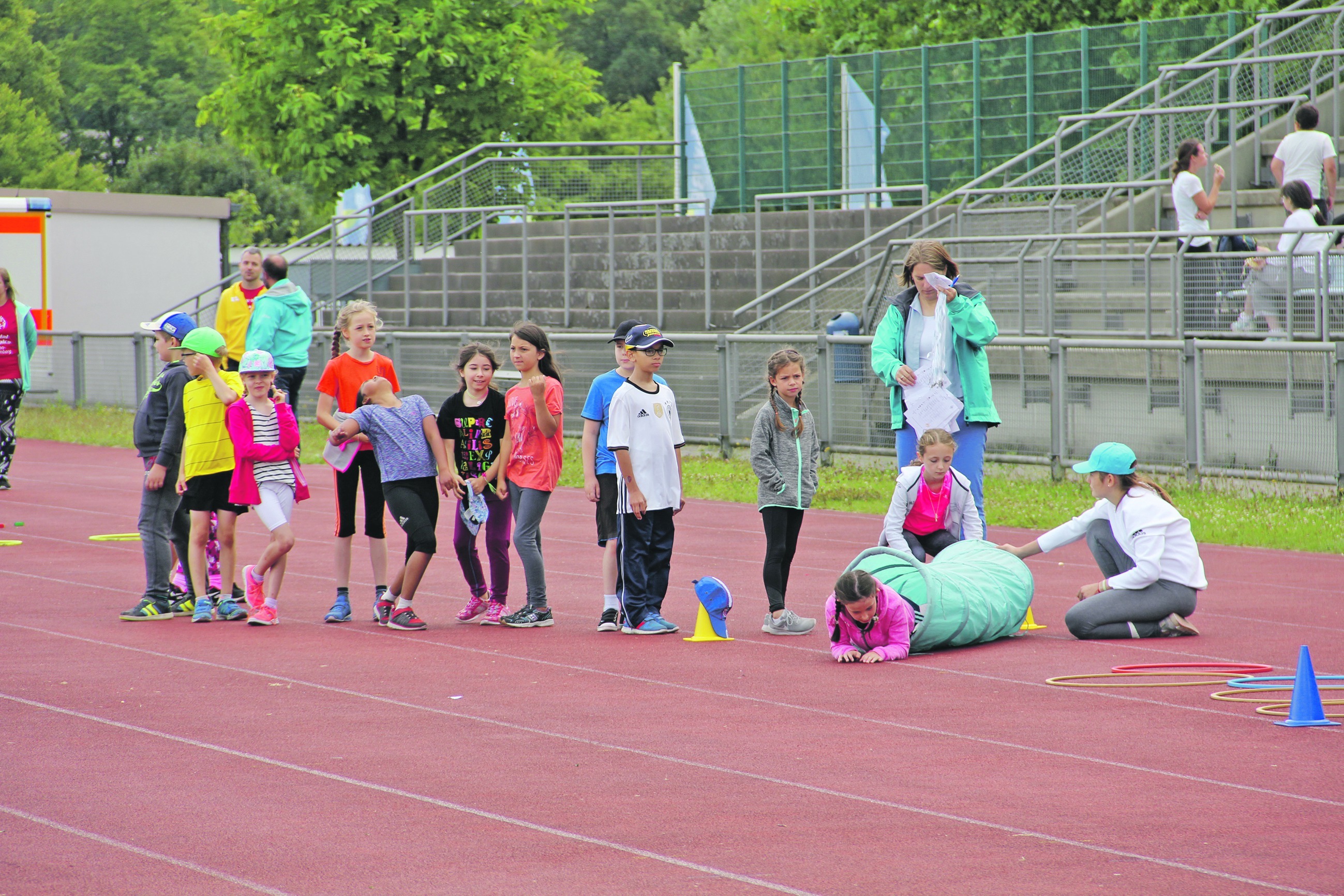 Auf die Kinder wartete ein Parcours mit den verschiedensten Hindernissen. So mussten sie beispielsweise durch diese Röhre krabbeln.  Bild: Oberdorfer
