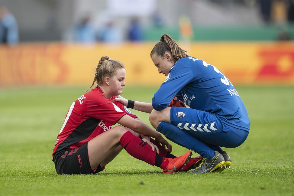 Torwart/ Torhueterin Lena NUDING r. (FR) troestet Greta STEGEMANN (FR) nach dem Spiel.
Fussball DFB Pokal Finale der Frauen 2019,  VfL Wolfsburg (WOB) - SC Freiburg (FR) 1:0, am 01.05.2019 in Koeln / Deutschland.
Â | Verwendung weltweit