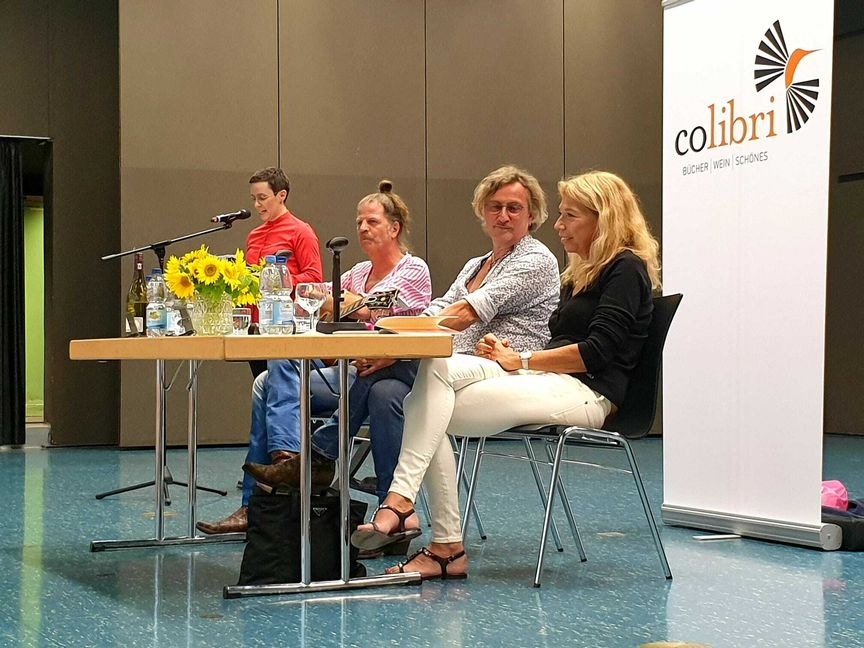 Lisa Federle, Dieter Thomas Kug´hn, Philipp Feldtkeller und Bürgermeisterin Anna Walther (von rechts)  bei der Lesung in der Schönaicher Gemeindehalle. Bild Imensek