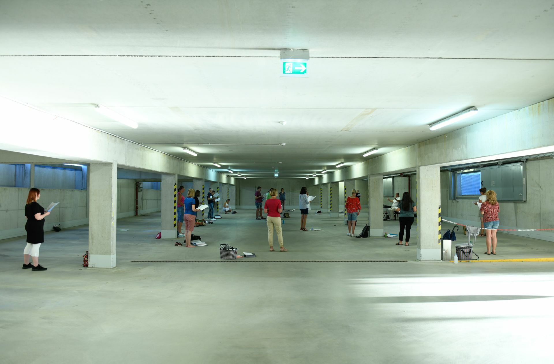 ... andere Situationen, in denen musiziert wird. Hier ist er bei einer Chorprobe im Parkhaus dabei.