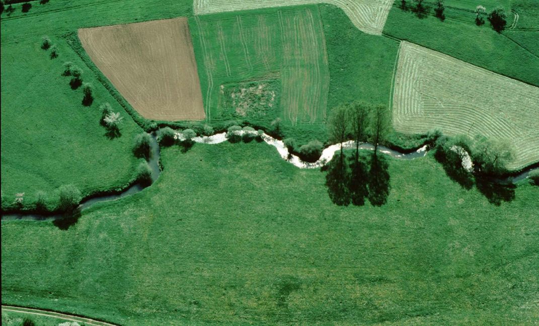 Seit 30 jahren unter Schutz: die Wiesen links und rechts der Mäander der Würm (Bild: Bäuerle/A).