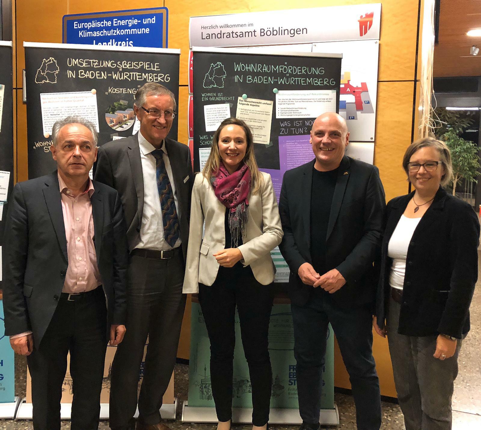 Ausstellungseröffnung des Fritz Erler Forums zum Thema bezahlbarer Wohnraum (v.l.n.r.): Tobias Brenner (Vorsitzender SPD-Kreistagsfraktion),  Landrat Roland Bernhard, Jasmina Hostert (Vorsitzende SPD Kreisverband), Daniel Born MdL (Wohnungspolitischer Sprecher) und Anja Dargatz (Leiterin Fritz Erler Forum BW).