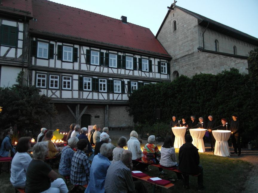 Im Probsteigarten neben der Martinskirche hat das Theaterensemble Sindelfingen die Lesung „Vielfalt – Eine sprachlich vielfältige lyrisch-musikalische Reise“ präsentiert. Bild: Staber