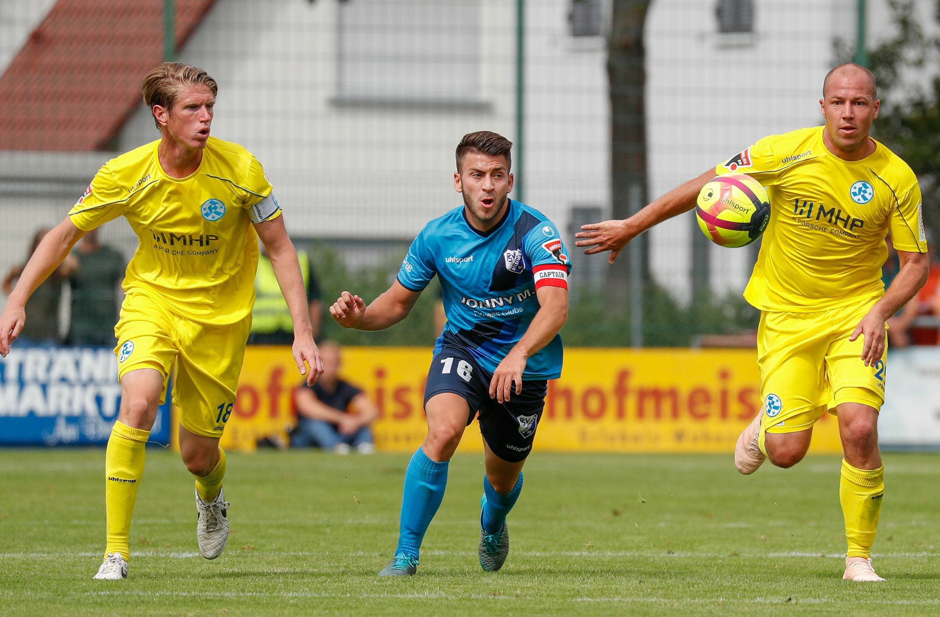 Der Ex-Kickers-Kapitän Tobias Feisthammel (li.) und Lukas Kling, den aktuellen Mittelfeldspieler der Blauen, zieht es in der kommenden Saison zu neuen Clubs. Foto: Baumann