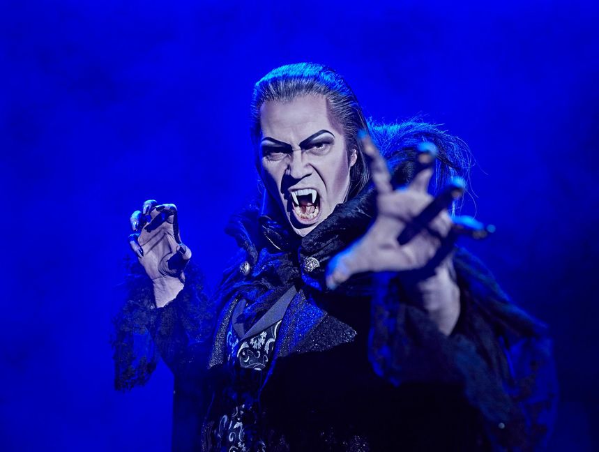 Mathias Edenborn als Graf von Krolock. Bilder: Stage