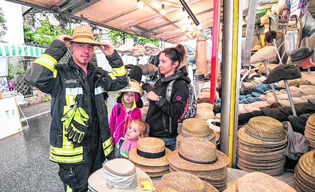 Feuerwehrmann Alexander Butsch aus Grafenau probiert einen Strohhut.