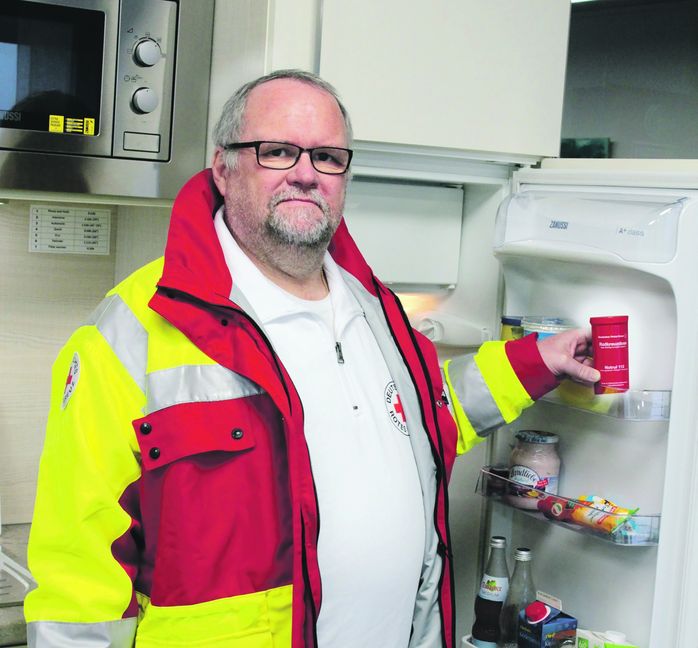 Seit wenigen Wochen gibt es von verschiedenen Organisationen eine Notfalldose angeboten (die SZ/BZ hat berichtet). Jetzt gibt es den „kleinen Lebensretter“ auch vom Deutschen Roten Kreuz, Klaus-Dieter Grossnick hält sie in der Hand. Bild: DRK/z