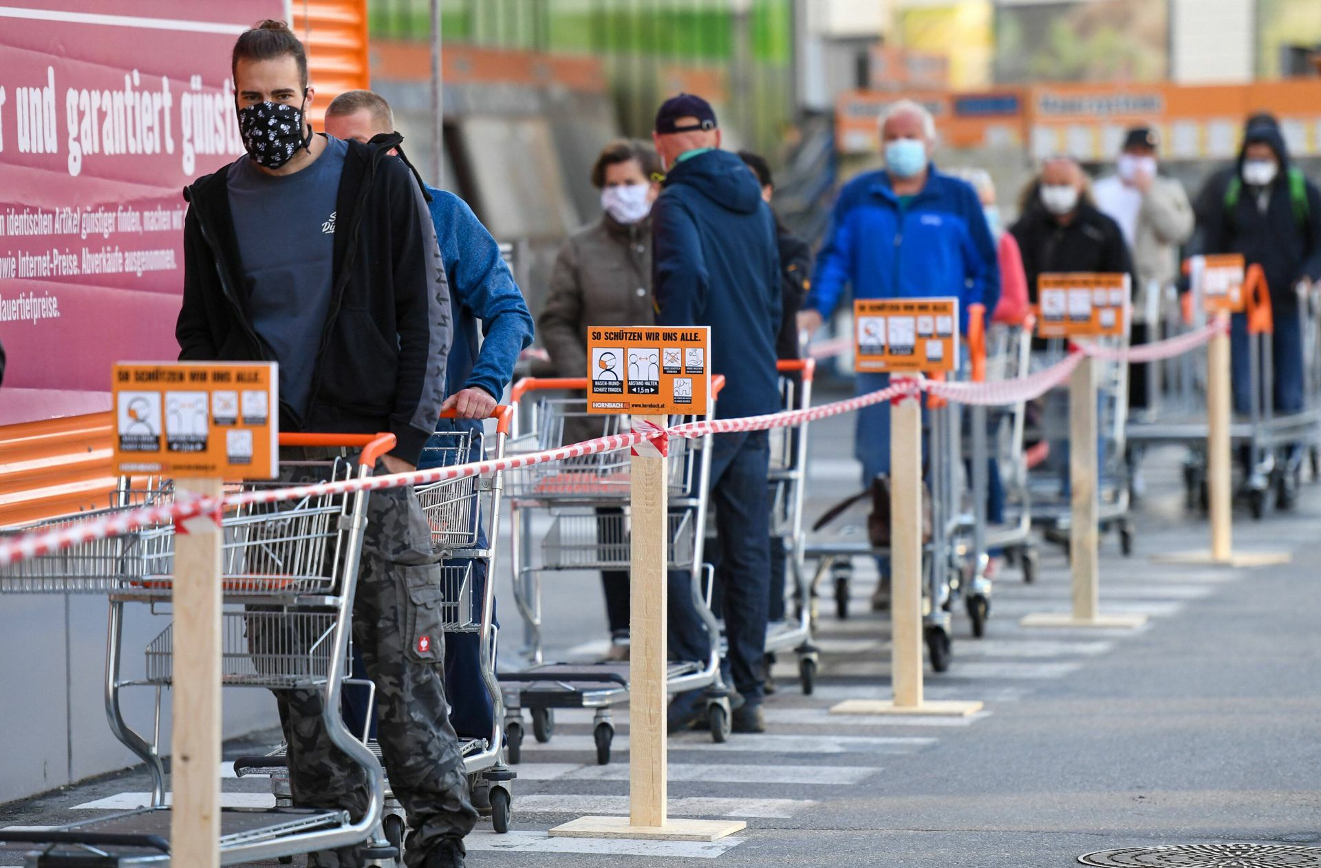 So sah es im April vor vielen Baumärkten im Land aus. Derzeit berichten die Ketten von keinem Ansturm der Kunden, ihre Geschäfte sind aber auch im Teil-Lockdown stabil – im Gegensatz zu anderen Handelsbranchen.