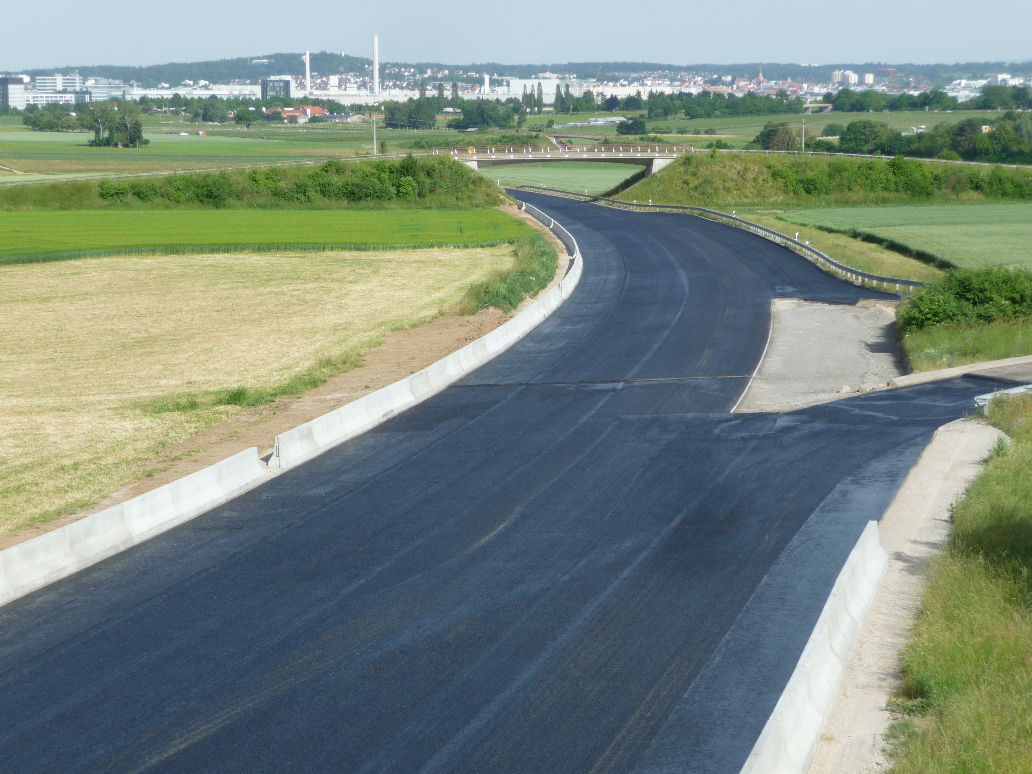Ein schwarzes Band in Richtung Sindelfingen: Die B 464 hat eine neue Asphaltbinderschicht bekommen. Die Deckschicht fehlt noch.              Bild: Reichert