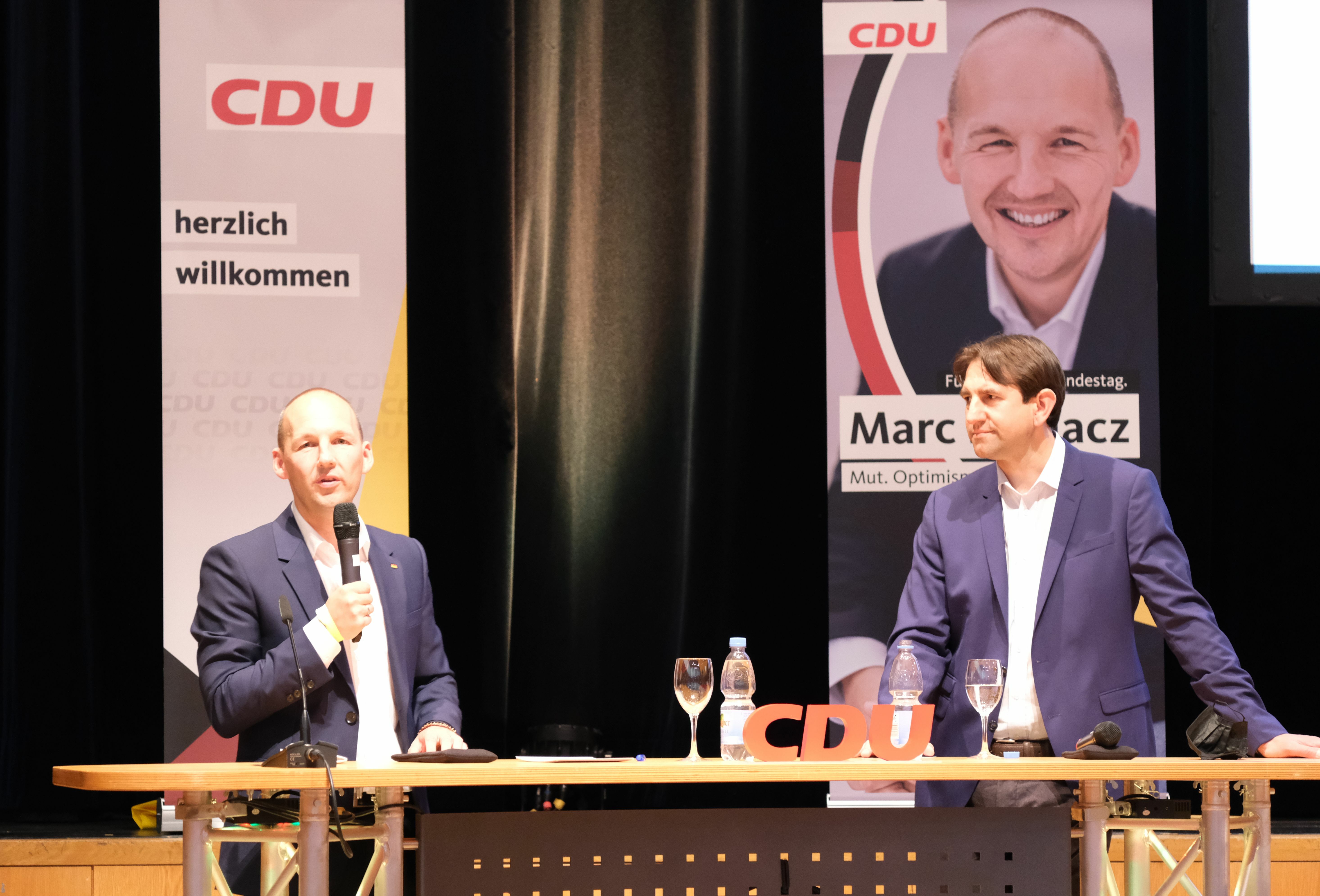 Auftakt zum Bundestagswahlkampf der CDU beim Kreisparteitag in Sindelfingen: Der Böblinger Abgeordnete und erneute Kandidat Marc Biadacz (links) mit dem Vorsitzenden der CDU/CSU-Bundestagsfraktion Andreas Jung. Bild: Reichert