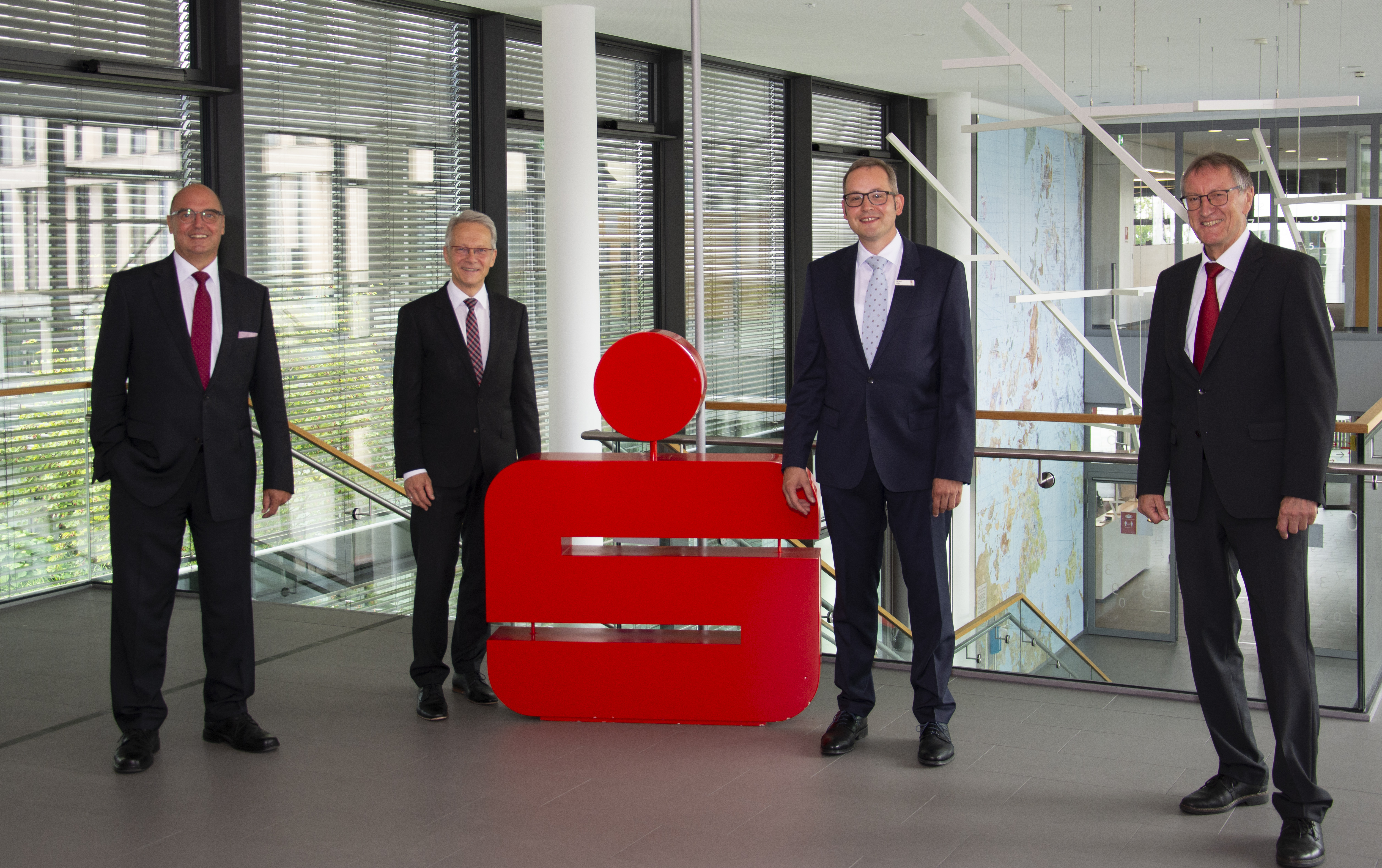 Michael Fritz (2. von rechts) freut sich gemeinsam mit Landrat Roland Bernhard (rechts), Dr. Detlef Schmidt (2. von links) und Michael Tillmann über seine Wahl zum neuen Vorstandsvorsitzenden.