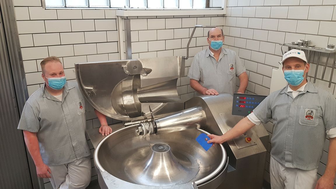 Drei Metzger fürs Grobe und fürs Feine: Marcel Deutsch, Josef Klaußner und Sebastian Werner am so genannten Kutter. Diese Maschine macht Brät (von links).Bild: Wegner
