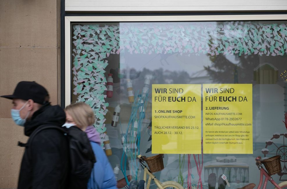 In der Stuttgarter Innenstadt sind die Geschäfte geschlossen und nur vereinzelt Passanten unterwegs. Viele Einzelhändler versuchen. über das Internet ihre Waren doch noch zu verkaufen.