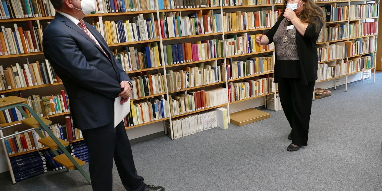 Prof. Dr. Bernd Fabritius und Dr. Hertha Schwarz in der Bibliothek des Hauses der Donauschwaben. Bild: Lück
