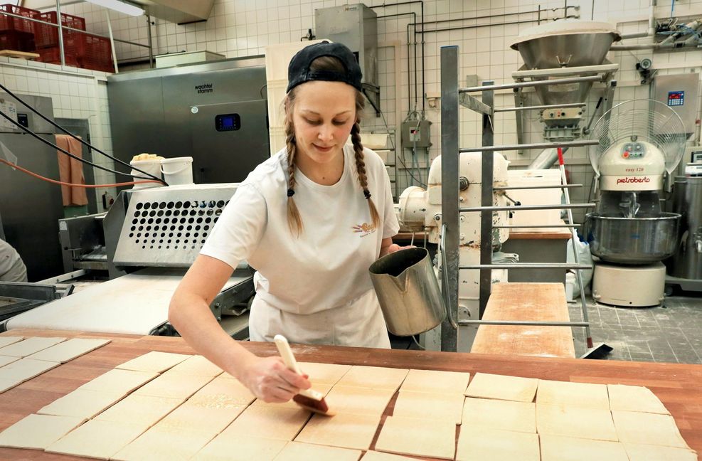 In der Backstube ist Tina Reicherter (21) in ihrem Element. Auf unserem Bild bestreicht sie  Teig für Plunderstückchen.