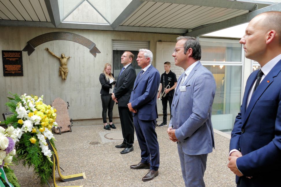 Kranzniederlegung im Haus der Donauschwaben: OB Dr. Vöhringer, Innenminister Thomas Strobel, Vereinsvorsitzender Raimund Haser MdL und Marc Biadacz MdB, im HIntergrund Vanessa Rapp und Jonathan Schröck (von links). Bild: Lück