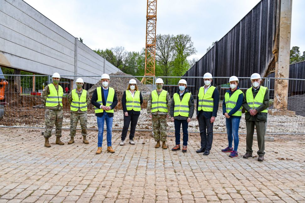 Auf unserem Bild (von links): Colonel Matthew T. Ziglar, Command Sergeant Major Billy Norman, Bundestagsabgeordneter Marc Biadacz , Böblingens Baubürgermeisterin Christine Kraayvanger, Colonel Jason W. Condrey, Oberbürgermeister Dr. Stefan Belz, Bundestagsabgeordneter Dr. Florian Toncar, sowie Lucienne Graupe und Ulrich Durst von der "Bürgerinitiative gegen den Schießlärm".             Bild: z