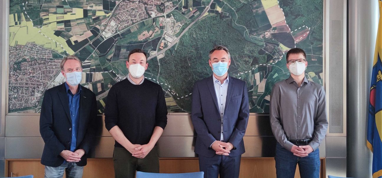 Auf unserem Bild (von links): Christoph Nau, Gemeinschaftsschulrektor der FKG Ehningen; Lukas Rosengrün, Bürgermeister Ehningen; Daniel Unkelhäußer, Niederlassungsleiter IBM Ehningen; Markus Wolff, IBM, Technischer Vertrieb für Daten & KI Lösungen.  Bild: IBM/z