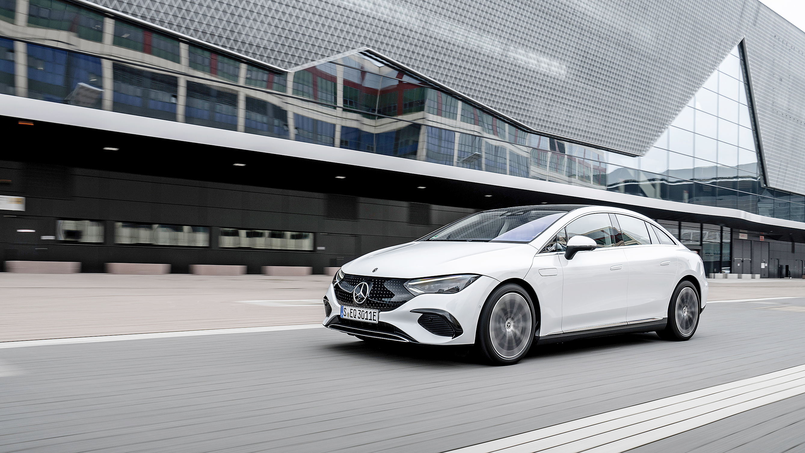 Mitte des Jahres kommt mit dem EQE ein neuer Mercedes auf die Straßen.  Bild: Mercedes-Benz