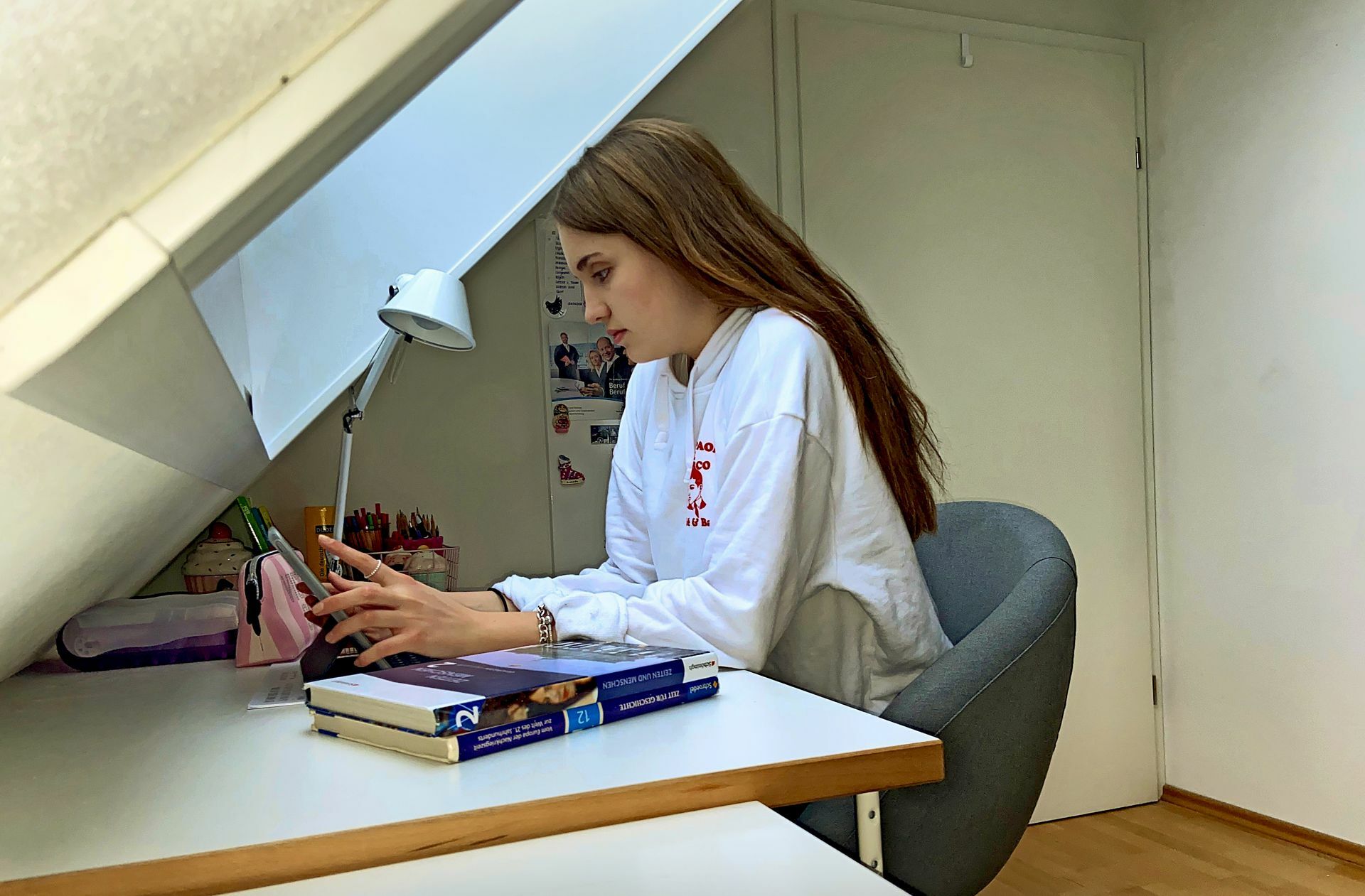 Die Abiturientin Antonia Hamann mit Tablet an ihrem Schreibtisch – so sieht Schule für sie seit Monaten aus.

Foto: privat