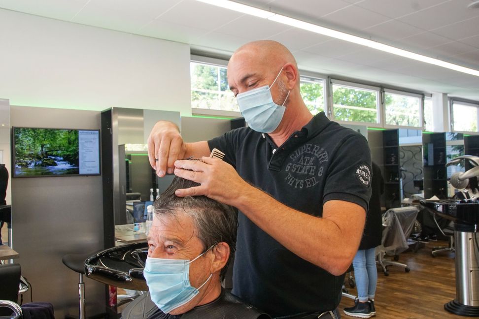 Peter Nill, Chef vom Multimediafriseur in Maichingen, hat Freude bei der Arbeit. Und die Kundschaft auch.  Bilder: Dettenmeyer