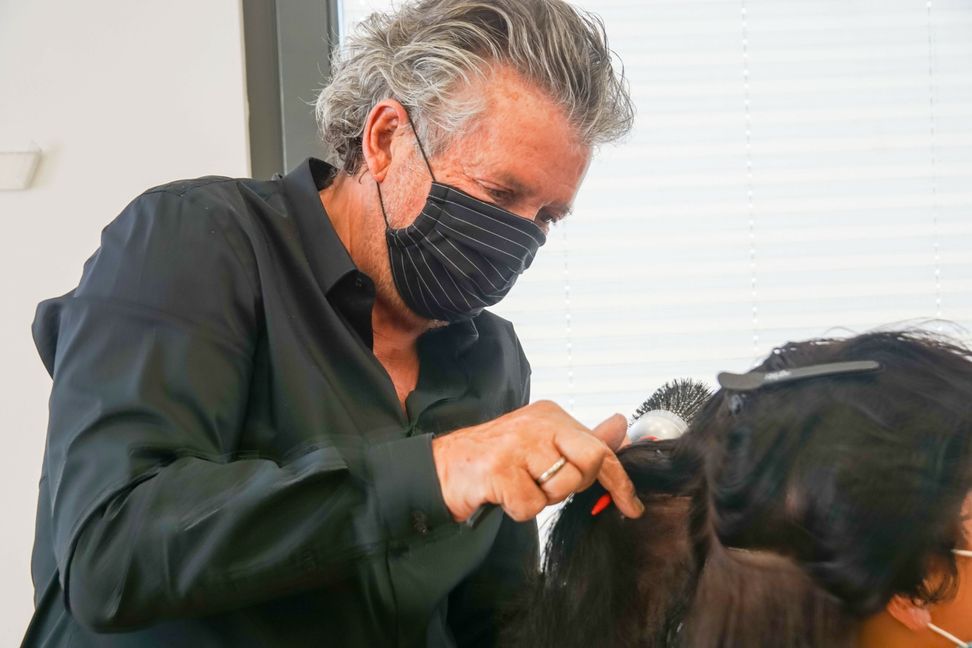 Dieter Keller in seinem Metier: Der Friseur eröffnete 1970 seinen ersten Salon in Böblingen und greift bei Keller Hairstyling noch regelmäßig zu Kamm und Schere.