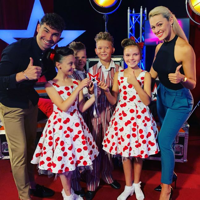 Freuen sich über die vier Ja-Stimmen der Jury (von links): Andrzej Cibis, Letizia Lis, Philipp Baal, David Baal, Eliana Heinrich und Victoria Kleinfelder-Cibis nach ihrem erfolgreichen Auftritt in der RTL-Show „Das Supertalent“.Bild: z