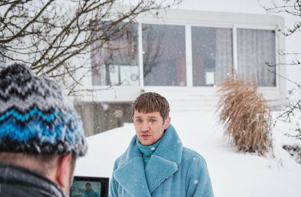 Viel Schnee beim Videodreh bei Bad Wildbad. Den Designbungalow von Wolfgang Feierbach gibt es sechs Mal weltweit. Weitere Bilder vom Set sehen Sie in unserer Bildergalerie. Foto: Gordian Knoblauch