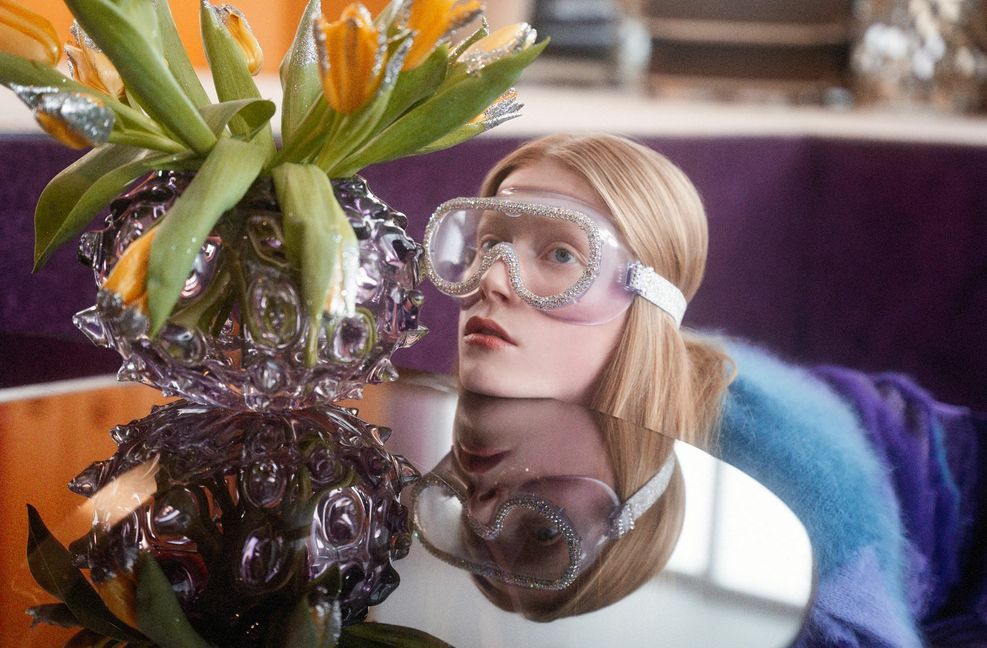 Das Model Zoe Bertram performt innen, während Maeckes draußen im Schnee ist. Auf einem Betonunterbau thront das Haus aus Glasfaserkunststoff. Nur sechs Stück gibt es davon weltweit. Foto: Monica Menez