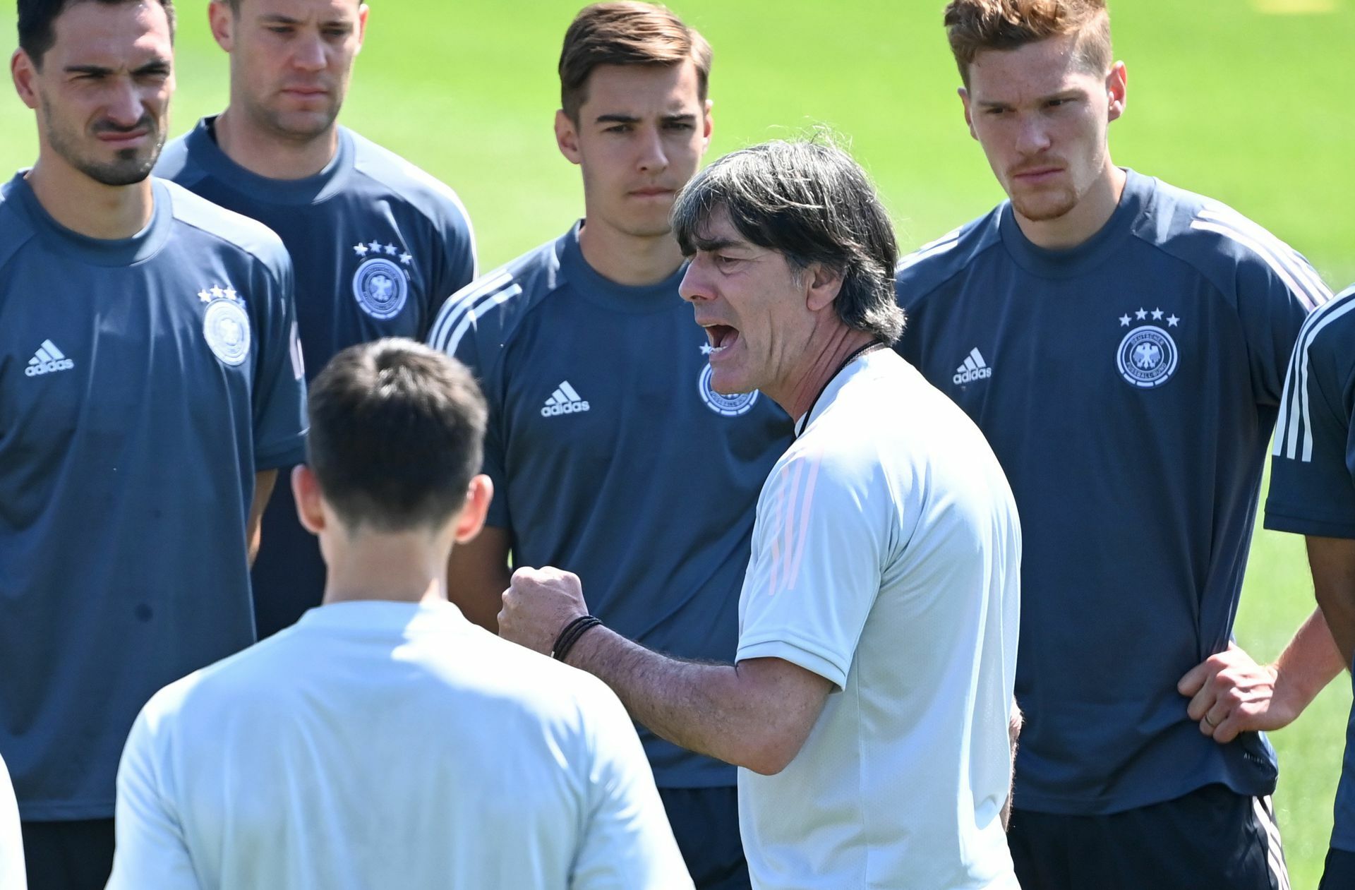 Der Bundestrainer Joachim Löw wirkt während der EM sehr fokussiert.
 Foto: dpa/Federico Gambarini