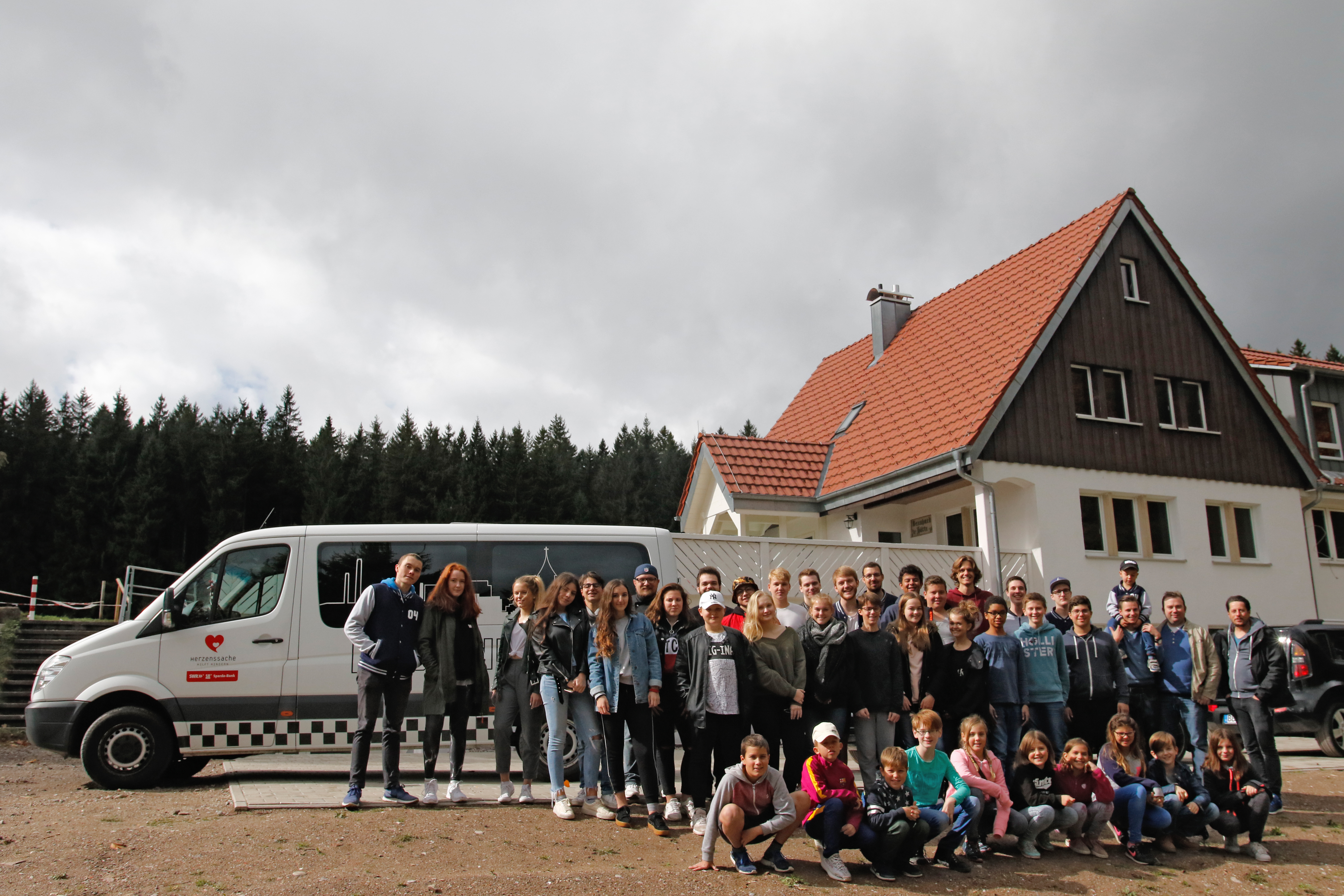 Die Mitglieder der SIM TV-Kinderfilmakademie e.V. vor dem Medienmobil.