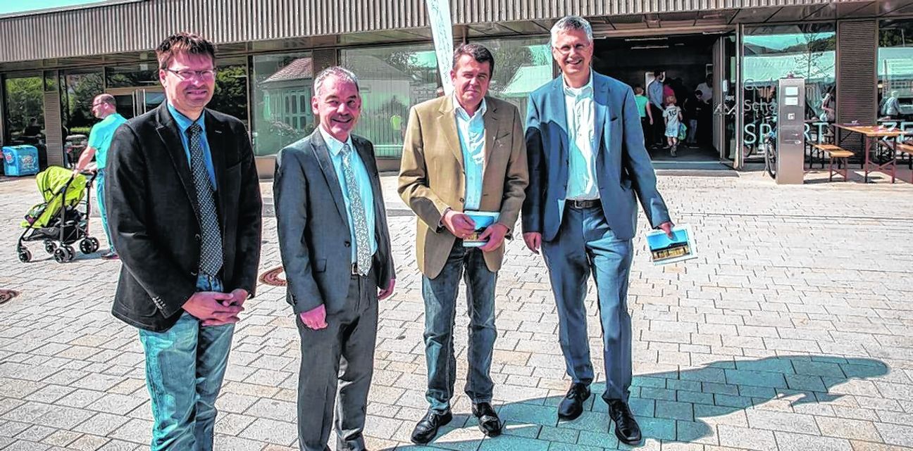 Neben Althengstett haben auch die Nachbargemeinden im Schulverband die neue Sporthalle mitfinanziert. Auf unserem Foto vor der Sporthalle von links die Bürgermeister: Stefan Feigl (Simmozheim), Clemens Götz (Althengstett), Jürgen Fuchs (Ostelsheim) und Jens Häußler (Gechingen).  Bild: Richter