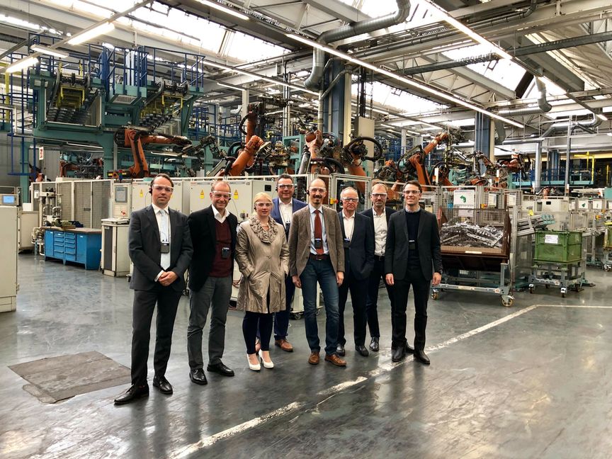 Ein Besuch im Daimlerwerk Sindelfingen gehörte auch zum Programm der Verlegertagung in Sindelfingen. Ganz rechts Dr. Christian Röhm, Junior-Verleger der SZ/BZ. Bild: Gehrung