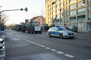Landwirte fahren am Mittwochnachmittag in der Kolonne, eskortiert von der Polizei, durch Böblingen. Bild: Dettenmeyer