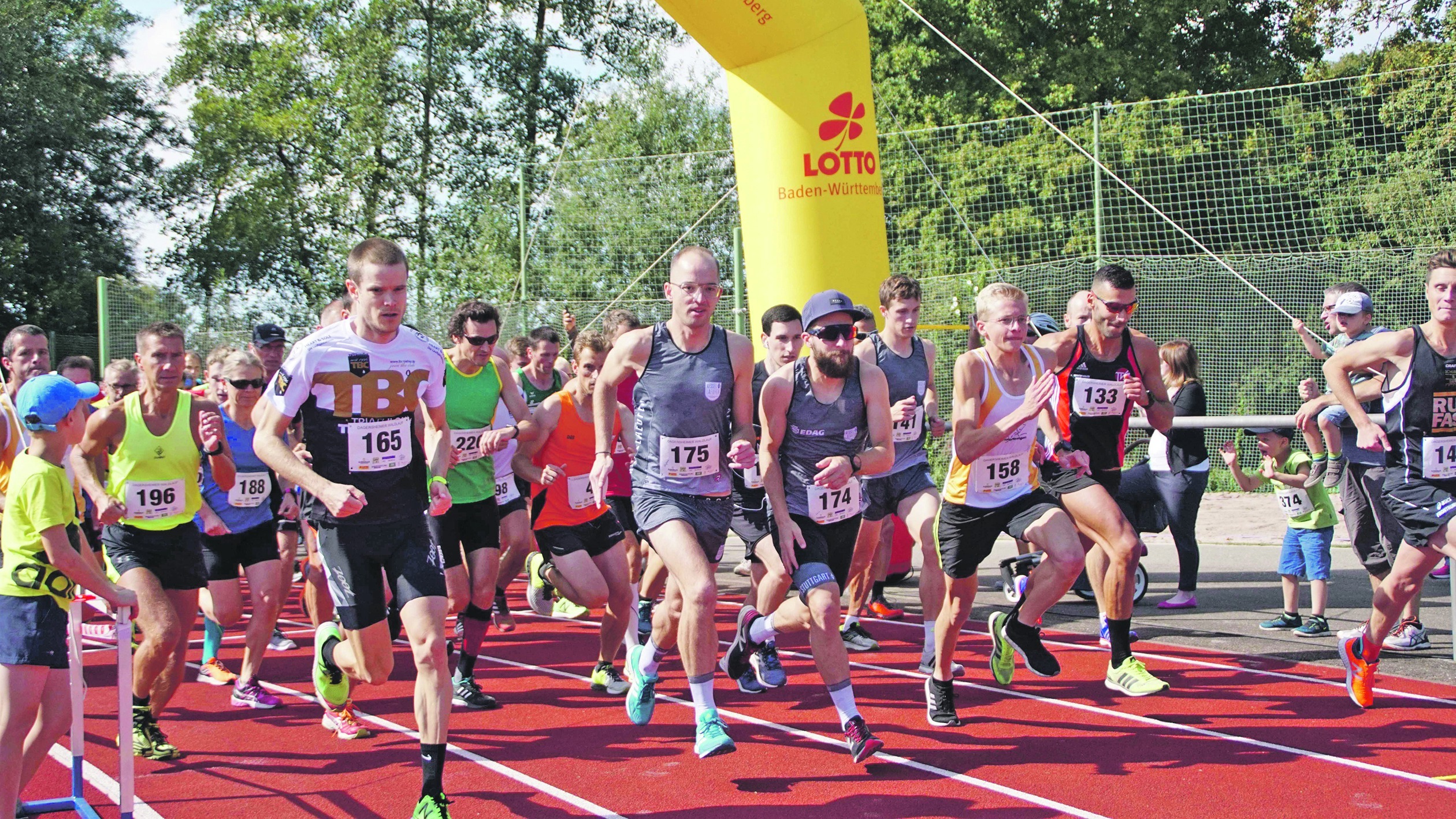 Von Anfang an vorne: Der Holzgerlinger Levin Maurer (Startnummer 158) gewinnt das 31. Dagersheimer Speedrace und macht damit die Gesamtwertung im Schönbuch Cup nun wieder spannend. Die Entscheidung fällt nun beim Mondfängerlauf in Kuppingen.  Bild: SDMG/Dettenmeyer