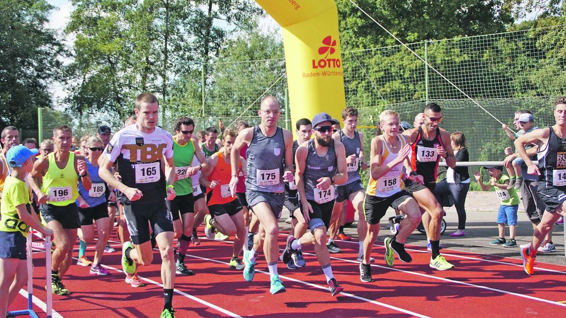 Von Anfang an vorne: Der Holzgerlinger Levin Maurer (Startnummer 158) gewinnt das 31. Dagersheimer Speedrace und macht damit die Gesamtwertung im Schönbuch Cup nun wieder spannend. Die Entscheidung fällt nun beim Mondfängerlauf in Kuppingen.  Bild: SDMG/Dettenmeyer