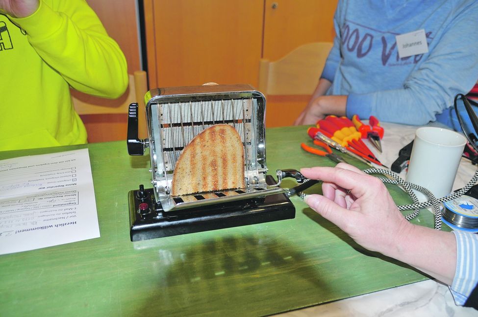 Besucher Benno Meyer und Reparierer Arne Heemeshoff und Johannes Kern (von links) nehmen den defekten Retro-Toaster genauer unter die Lupe. Bilder: Groß