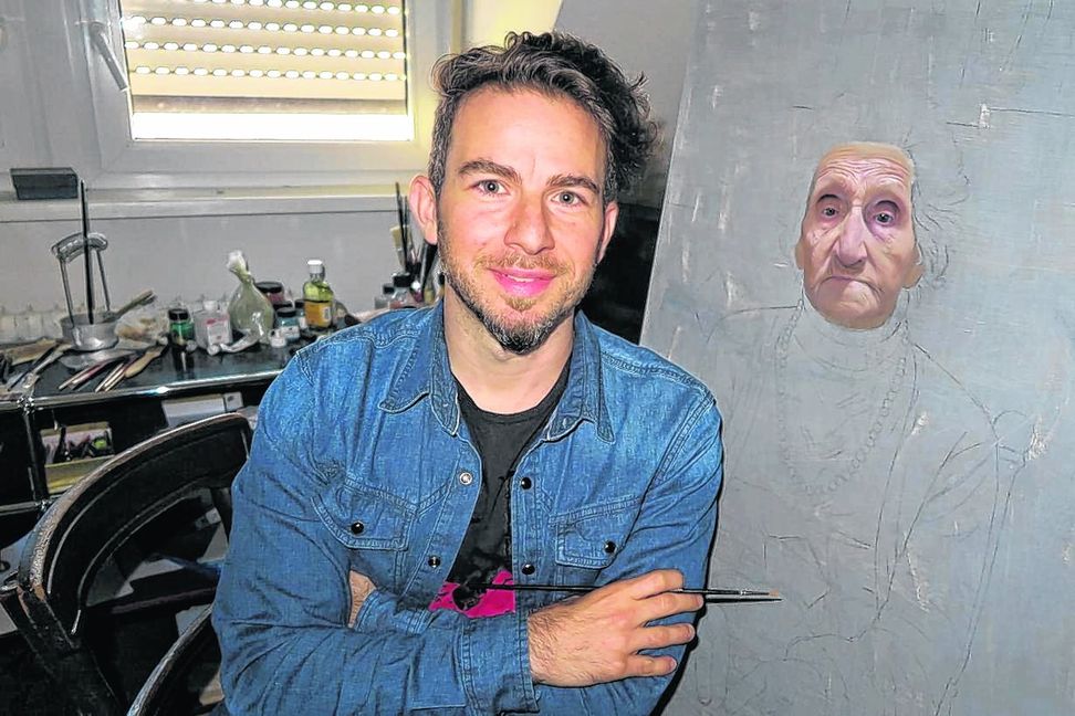 Ein Meister am Pinsel: Massimiliano Pironti porträtiert seine Großmutter. Links zu sehen: Sein hyperrealistisches Gemälde „A throne in the West“. Bilder: Frank Kleinbach, Groß