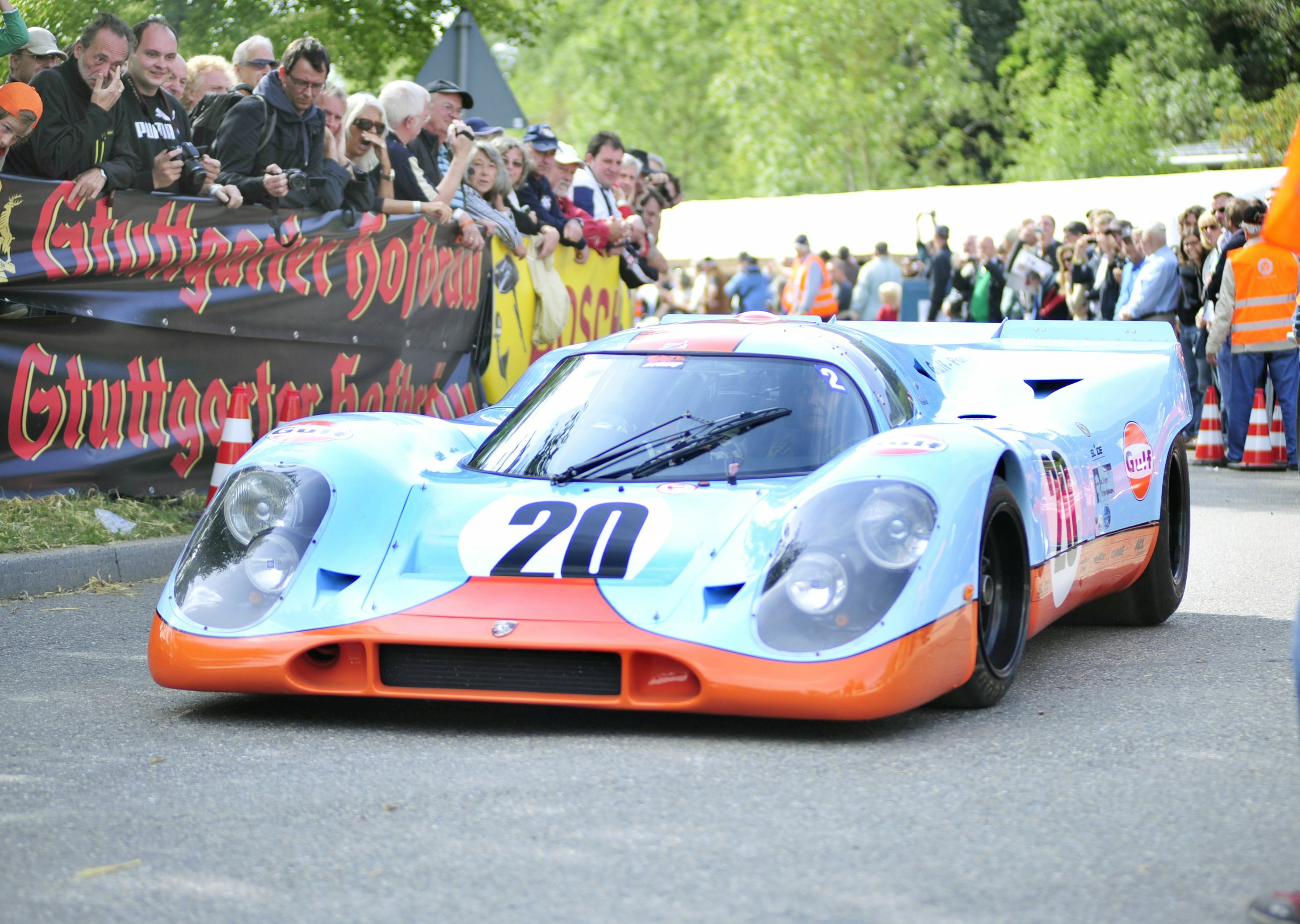 In voller Kriegsbemalung des Gulf-Rennstalls: Ein Langstrecken-Porsche auf der Solitude im Jahr 2011.    Bild: photostampe/A