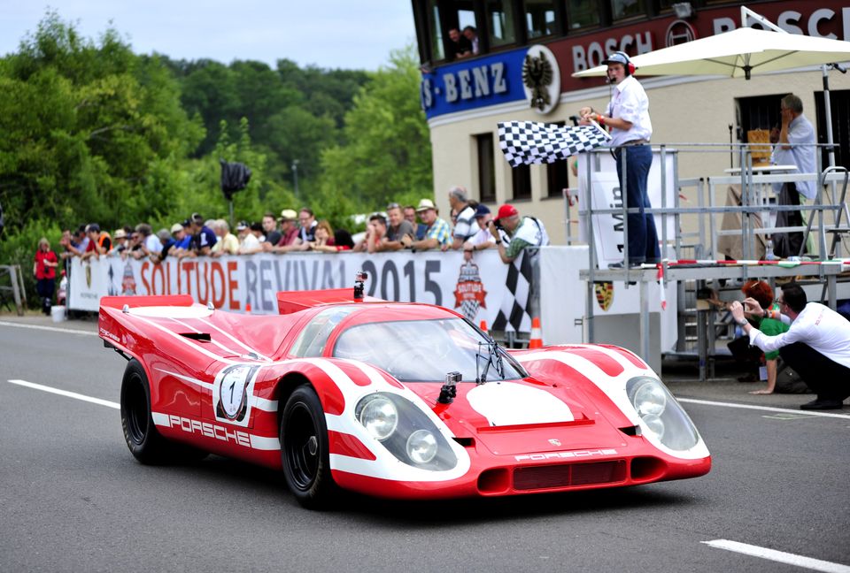 Eine Szene aus dem Jahr 2015 beim Solitude Revival:  Publikumsliebling Hans Herrmann  mit seinem roten Le Mans Porsche 917.   Bild: photostampe/A