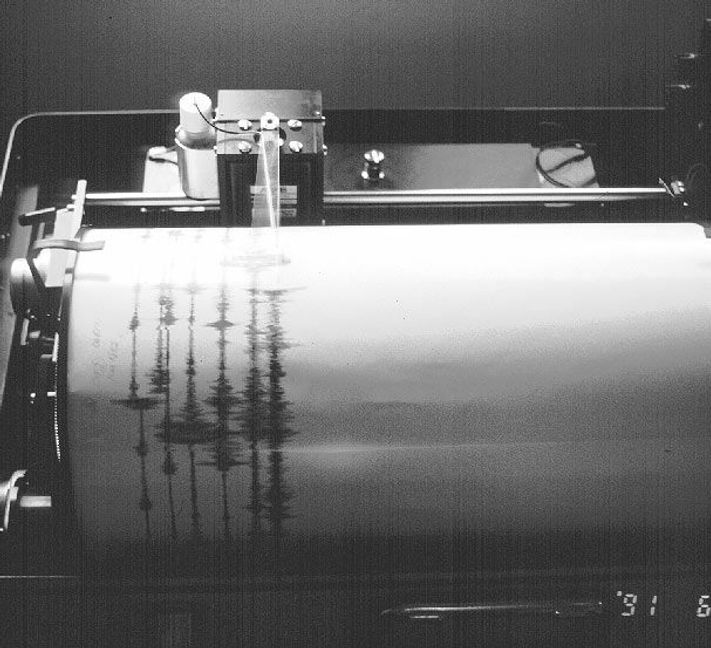 Ein Seismograf, mit dem die Stärke von Erdbeben gemessen wird. Bild: Wikipedia