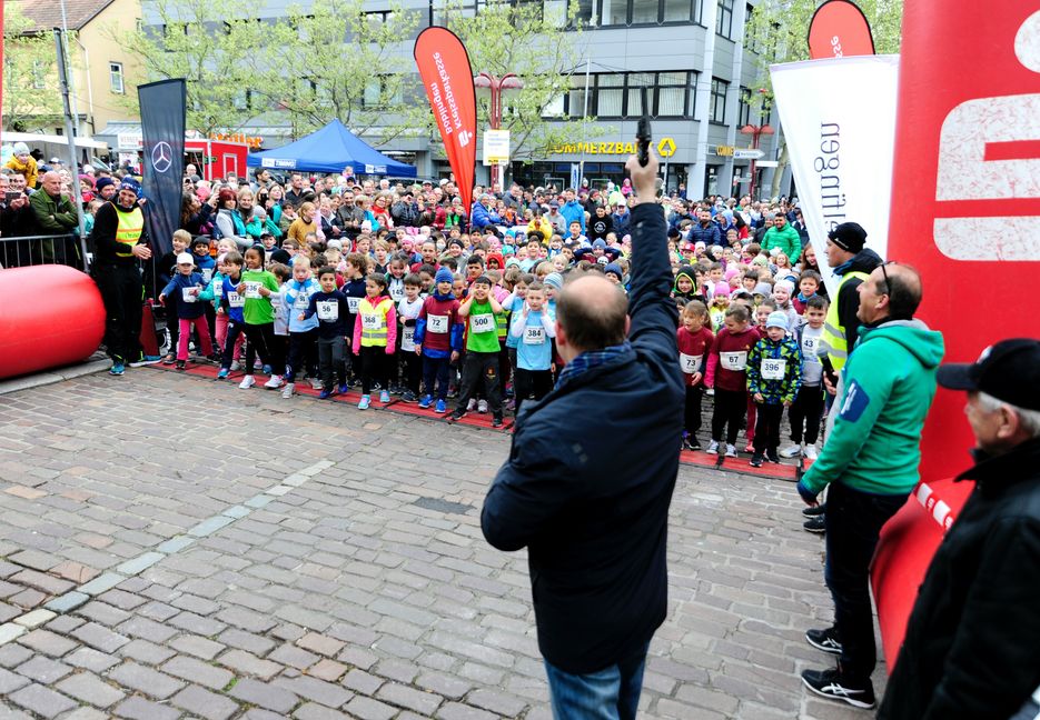 Oberbürgermeister Dr. Bernd Vöhringer gibt den Startschuss zum Bambini-Lauf.
